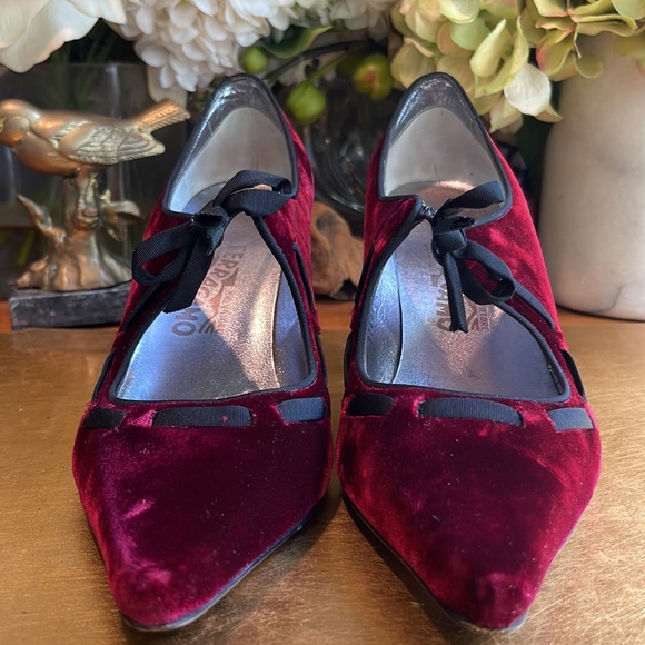 RARE! Salvatore Ferragamo Lace-Up Crushed Velvet Pumps - Picture 6 of 16